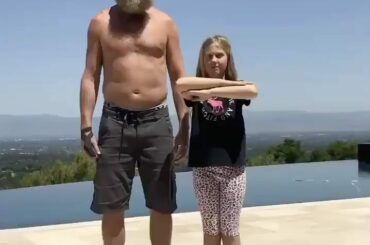 Jumbo a actionné l'interrupteur ... #HockeyAtHome (: @sanjosesharks) ...