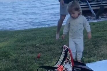 Jamais trop tôt pour commencer à apprendre des astuces. #HockeyAtHome (Vincent Trocheck, @tr ...