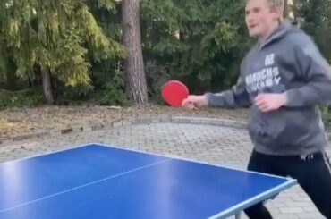 Vous ne voulez PAS voir Artturi Lehkonen sur la table de ping-pong. #HockeyAtHome (...