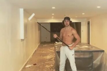 #HockeyAtHome leçons avec le peintre Artemi Panarin. (@artemiypanarin) ...