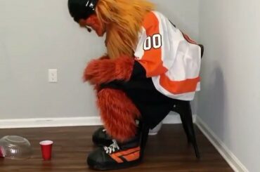 Gritty n'a même pas commencé à culminer. #HockeyAtHome (@grittynhl) ...
