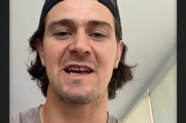 Aller à la chanson karaoké? Repas de triche préféré?
Mat Barzal (@ barzal97), @matthew_tkach ...
