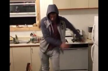 Ce n'est pas une démocratie, c'est une cheerocratie.

Nous sommes désolés, mais le @vegasgoldenk ...