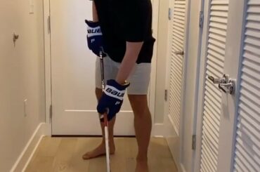 Mikhail Sergachev ne demande qu'à revenir sur la glace. (: @ sergach98) #Hocke ...