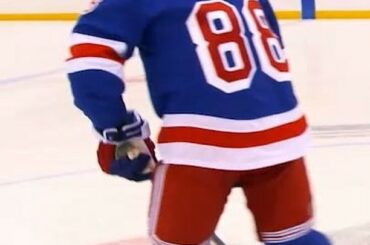 Adam Fox a le don de faire tirer son poignet dans la circulation. Avant sa tour ...