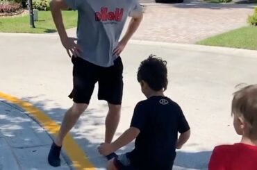 La moissonneuse-batteuse de la famille Anderson est en marche! #HockeyAtHome (@ anderson.41, @stickby ...