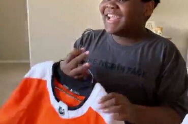 Travis Konecny ​​est un acte de classe absolu! #HockeyAtHome (: TW / JHallNBCS, simplement ...