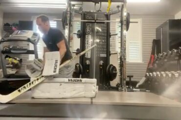 D'accord, quelqu'un signe Petr Cech en ce moment! #HockeyAtHome (: @petrcech) ...