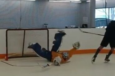 Les fans ou pas de fans, ont quand même pu montrer la sauvegarde. #HockeyAtHome (@ trav4oilers) ...