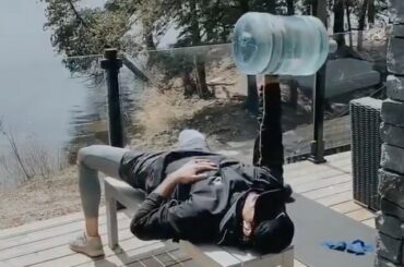 Faire preuve de créativité avec ces séances d'entraînement, hein Erik Gudbranson (@ guddy44)? #HockeyAtHo ...