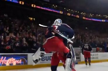 CALIN D'OURS.

Que pensez-vous, Nick Foligno et Elvis Merzlikins (@merzly) ont-ils ...