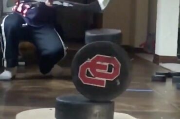 Teddy, 4 ans, sait comment aller en haut de gamme! #HockeyAtHome (TW / FiddleSilky) ...