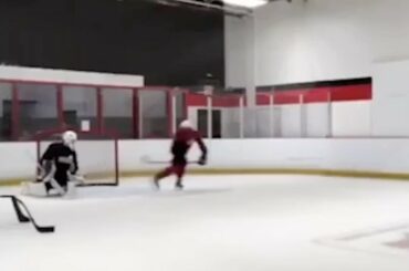 On dirait que #HockeyAtHome a payé pour Taylor Hall (@ hallsy09) ...

(@hendsbeeho ...