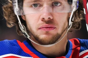 Cue le celly high-kick!  @artemiypanarin et les @nyrangers cherchent à apporter ce B ...