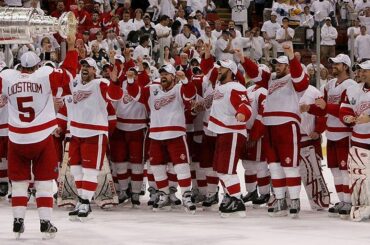 Une nuit Nicklas Lidstrom, le premier capitaine né en Europe à remporter la #StanleyCup ...