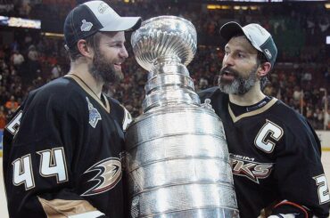 La première équipe de la LNH de la côte ouest à remporter la Coupe - les @anaheimducks 2007!  Revivez G ...