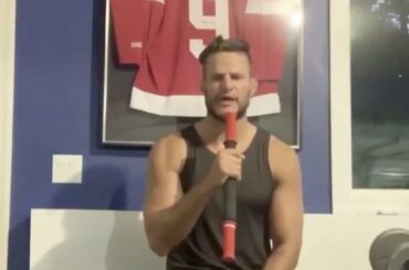 Même les annonceurs doivent se réchauffer, il suffit de demander à Kevin Bieksa.  #StanleyCup (TW / ...