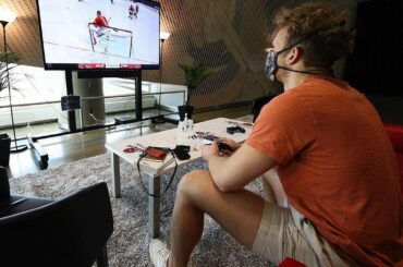 @collindelia jouant comme lui-même avec les @rockfordicehogs dans @easportsnhl, c'est aussi ...