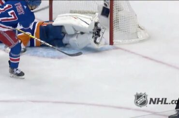 "La vieille école ne vieillit jamais."  - Semyon Varlamov sur sa pile de deux pads.  #StanleyCu ...