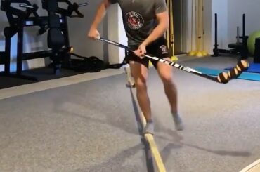 Marco Rossi, le meilleur espoir #NHLDraft, prend une page du train de Ryan O'Reilly ...