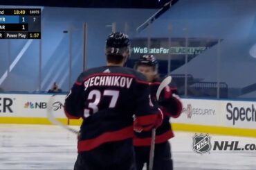 @ andrei_svechnikov37 rend Russ Tyler fier avec cette rondelle d'articulation. #Coupe Stanley...