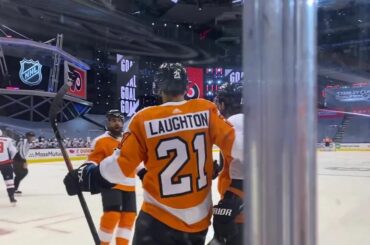 Siège au premier rang pour une installation stellaire de Travis Konecny. Tournoi à la ronde #StanleyCup

: @ ...