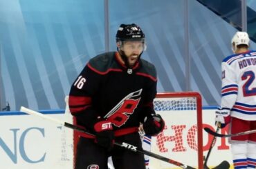 "C'est ce que vous obtenez lorsque vous mettez les joueurs de hockey en quarantaine pendant quatre mois."

Toi ...