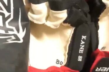 Slater Koekkoek (@skoeks) nous montre le secret des mains irréelles de Patrick Kane. # ...