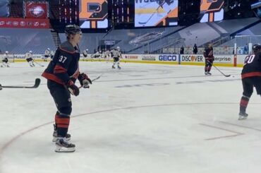 Oui, @ andrei_svechnikov37 a en fait jeté une rondelle dans son pantalon. #Coupe Stanley

: @ ...