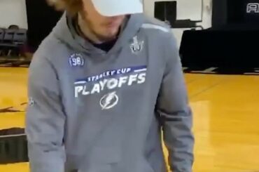 Les banques sont toujours ouvertes dans la bulle, n'est-ce pas Mikhail Sergachev (@ sergach98)? #Sta ...