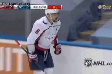 Alex Ovechkin. Équipe à l'arrière! #Coupe Stanley

: @nhlonnbcsports: @sportsnet ...