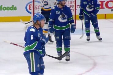 Il est prudent de dire que la rondelle a décollé du bâton de Brock Boeser (@bboeser) dans un hurr ...
