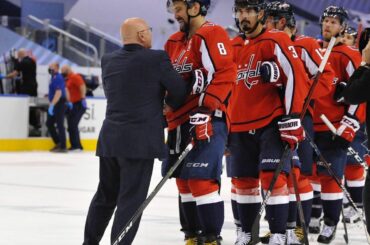 Un moment privilégié entre Barry Trotz et Ovi. #HockeyHandshakes

#Coupe Stanley...