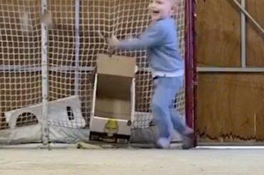 Emmett, 3 ans, ressemble à Joe Pavelski devant le filet! #MyPlayoffs ...