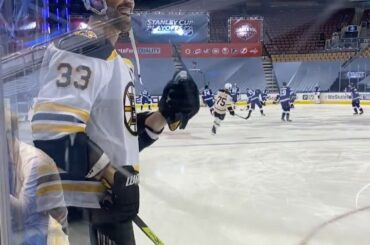 Fist bump Zdeno Chara (@ zeechara33) est si sain. #Coupe Stanley

: @nhlonnbcsp ...