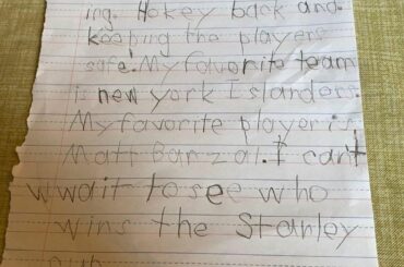 Nathan et Avery étaient tellement excités pour le retour du hockey qu'ils ont écrit Commis ...