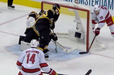 Des chances aux deux extrémités!

Les @NHLBruins et @Canes se sont réunis pour ramener Bold Mom à la maison ...