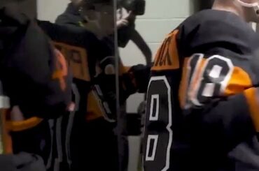 La quantité de surnom de @ kphayes12 pour ses coéquipiers est tellement folle, @meninblaze ...