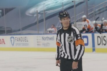 Quand Wes McCauley siffle, VOUS ÉCOUTEZ. #Coupe Stanley

Nouveaux épisodes de Qu ...