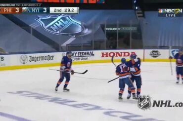 C'est Mat Barzal (@ barzal97) pour yuh! #Coupe Stanley

: @nhlonnbcsports
: @sportsn ...