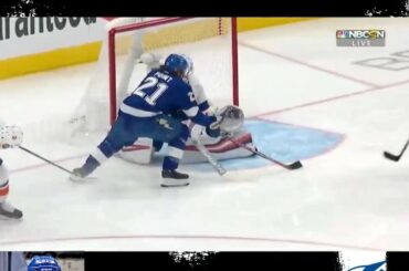 1) Brayden Point le prend lui-même
2) Victor Hedman avec un lecteur

Quel @tbligh ...