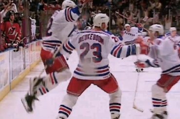 Matteau! Matteau! Matteau! Un moment que les fans de @nyrangers n'oublieront jamais.

Wayne G ...