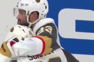 Alec Martinez (@ amartinez_87) peut très certainement tirer la rondelle. #Coupe Stanley

: ...