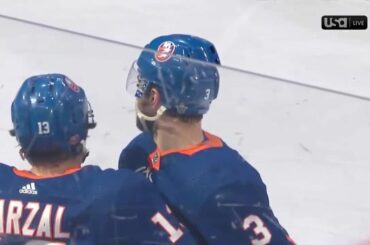 Placement parfait d'Adam Pelech pour ce cliché de la nuit! #Coupe Stanley...