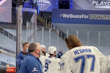Ouais, nous vivons pour la routine d'échauffement de Victor Hedman. #Coupe Stanley

: @sportsnet ...