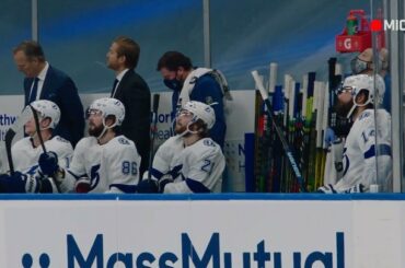 Descendez au bout du banc pour quelques encouragements @pattymaroon. #StanleyC ...