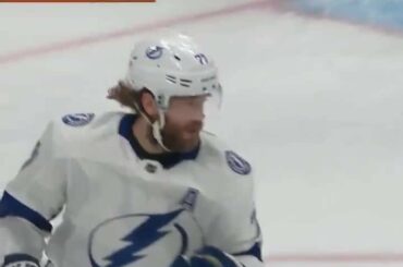 Victor Hedman n'est qu'une machine à marquer défensivement dans les playoffs #StanleyCup.

...