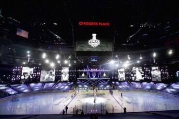 Les amis, dans toute sa splendeur ... la #StanleyCup !!!

: @nhlonnbcsports
: @spo ...