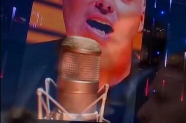 Écoutez les hymnes nationaux américains et canadiens chantés par @barenakedla ...