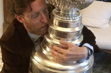 Avant la pause, Tony Babcock a passé du temps avec la #StanleyCup.

Je ...